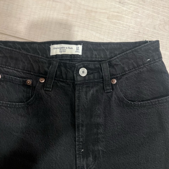 Abercrombie and fitch high rise loose jeans. Size 24 - Picture 4 of 4